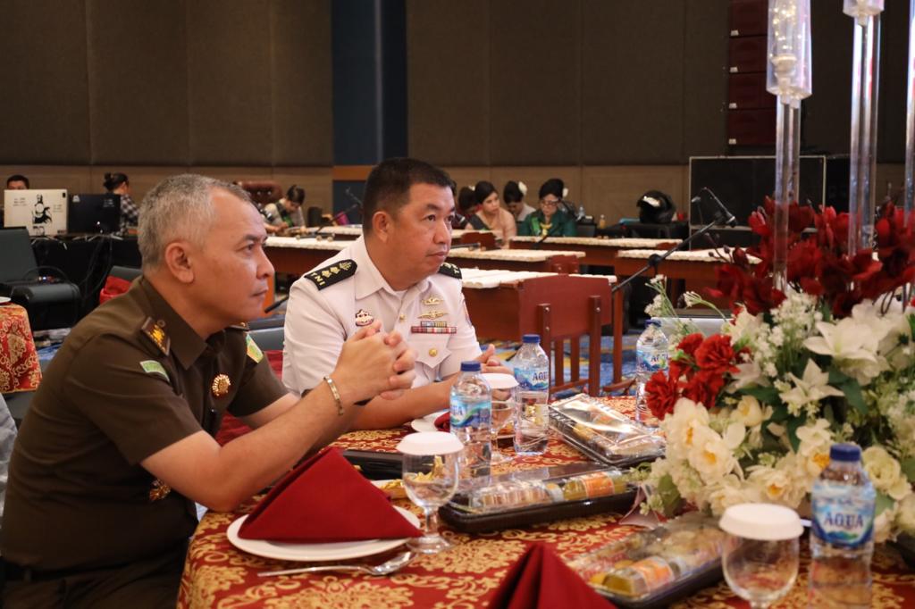 Rapat Paripurna DPRD Minahasa Utara diikuti Kepala Dinas Hukum Lantamal VIII Letkol Laut (H) Decky Y. S. Ticoalu, S.H., M.H., mewakili Danlantamal VIII Laksamana Pertama TNI Nouldy J. Tangka., S.A.P., M.Tr.Opsla., CHRMP., bertempat di Aula Lantai 6 Hotel Sentra Kalawat Minahasa Utara Sulawesi Utara. Senin (20/11).