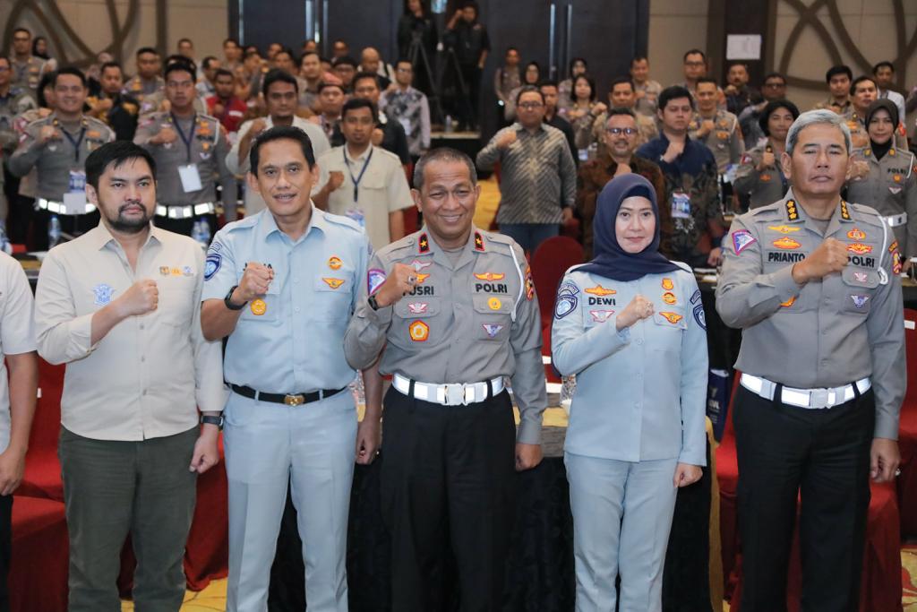 Korlantas Polri menggelar sosialisasi aplikasi Samsat Digital Nasional (SIGNAL) kepada para perwakilan Tim Pembina Samsat Daerah yang dilaksanakan di Discovery Hotel Ancol, Jakarta, pada Kamis (23/11/2023).