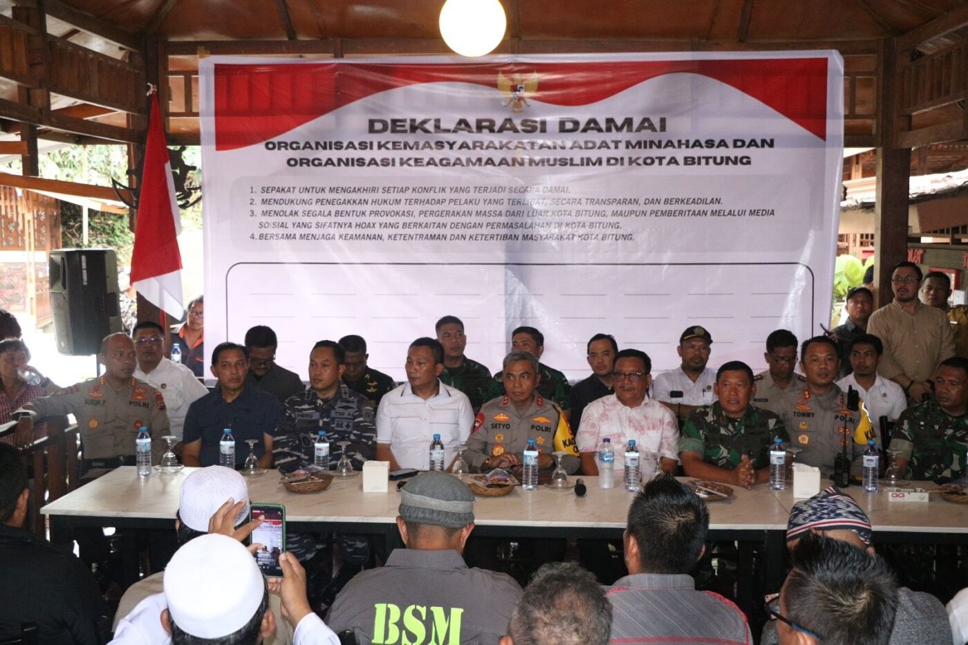 Kapolda Organisasi Kemasyarakatan Adat Minahasa dan Organisasi Keagamaan Muslim di Kota Bitung menggelar deklarasi damai, di Riverside Resto n Cafe, Girian, Kota Bitung, pada Selasa (28/11/2023) siang.