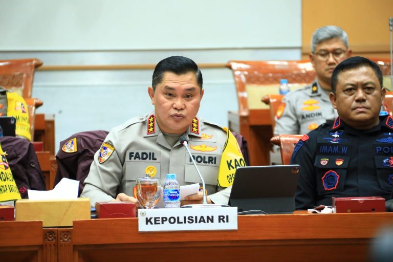 Kabaharkam Polri, Komjen Pol. Mohammad Fadil Imran selaku Kepala Operasi Mantap Brata 2023-2024  dalam rapat bersama Komisi III DPR, di gedung parlemen, Senayan, Jakarta, Rabu (15/11/2023).