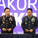 Kapolri Jenderal Pol Listyo Sigit Prabowo dan Panglima TNI Jenderal Agus Subiyanto menandatangani Deklarasi Komitmen Netralitas TNI-Polri Dalam Penyelengaraan Pemilu 2024 .