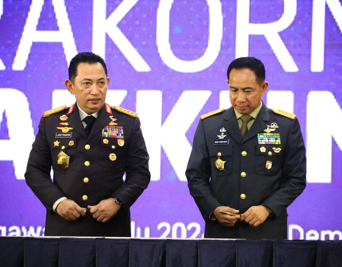 Kapolri Jenderal Pol Listyo Sigit Prabowo dan Panglima TNI Jenderal Agus Subiyanto menandatangani Deklarasi Komitmen Netralitas TNI-Polri Dalam Penyelengaraan Pemilu 2024 .