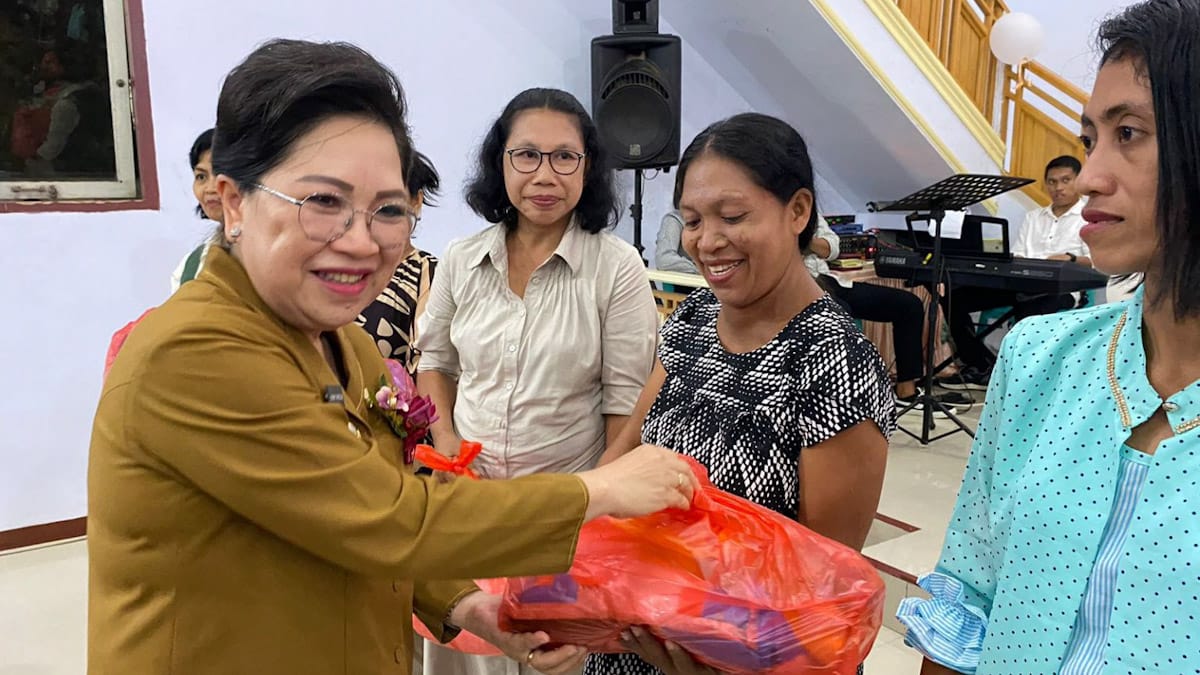 Pj. Bupati Kepulauan Sangihe dr. Rinny Tamuntuan saat menyerahkan bantuan (foto ist)