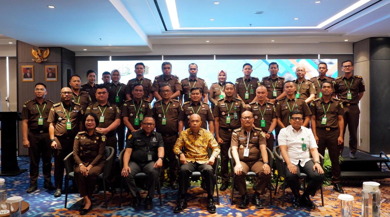 Kepala Seksi Penerangan Hukum dan Humas Kejati Sulut Theodorus Rumampuk, SH.MH beserta 2 Staf Penkum DImekrius dan Allan Ombu, SH menjadi peserta Workshop Kehumasan.