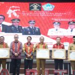 Kementerian Hukum dan HAM Sulawesi Utara Ronald Lumbuun, Kepala Pusat Penyuluhan dan Bantuan Hukum Sofyan yang sekaligus mewakili Menteri Hukum dan HAM dalam meresmikan Desa/Kelurahan Sadar Hukum.