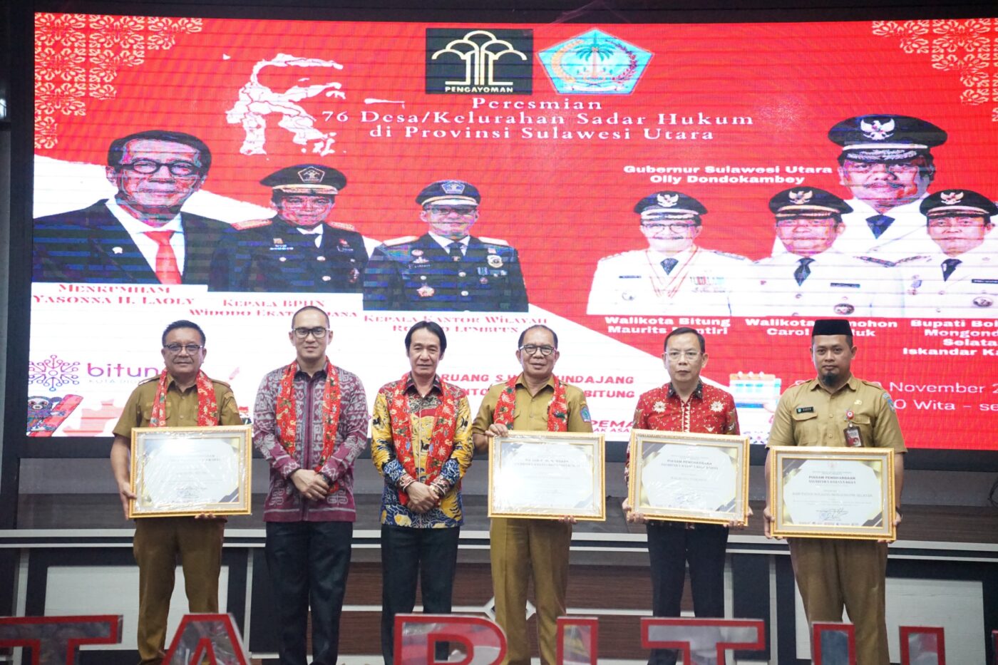 Kementerian Hukum dan HAM Sulawesi Utara Ronald Lumbuun, Kepala Pusat Penyuluhan dan Bantuan Hukum Sofyan yang sekaligus mewakili Menteri Hukum dan HAM dalam meresmikan Desa/Kelurahan Sadar Hukum.