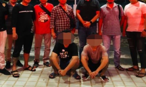 Kedua terduga pelaku diamankan oleh tim gabungan Polres Minsel pada Rabu (29/11/2023) sekira pkl. 15.20 wita, di kompleks Perkebunan Lilaan, Desa Kinalawiran, Kecamatan Tompasobaru, Kabupaten Minsel.
