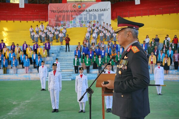 Upacara peringatan Hari Pahlawan ini dipimpin langsung Kapolda Sulut Irjen Pol Setyo Budiyanto, dihadiri juga sejumlah Pejabat Utama Polda Sulut.