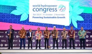 Presiden Joko Widodo secara resmi membuka World Hydropower Congress 2023 yang digelar di Bali Nusa Dua Convention Center (BNDCC) pada Selasa, (31/11) didampingi oleh Menteri Sekretaris Negara Pratikno (ketiga dari kiri), Menteri Energi dan Sumber Daya Mineral Arifin Tasrif (ketiga dari kanan), Presiden International Hydropower Association (IHA) Malcolm Turnbull (keempat dari kanan), Direktur Utama PT PLN (Persero) Darmawan Prasodjo (kedua dari kanan), dan Pj. Gubernur Bali Sang Made Mahendra Jaya (kanan). Selain itu hadir juga sejumlah menteri bidang energi dari negara lain Primer of Sarawak, Datuk Abang Haji Abdul Rahman Zohari bin Tun Datuk Abang Haji Openg (keempat dari kiri), Minister of Energy, Renewable, and Hydrogen of Queensland Mick de Brenni (kedua dari kiri), Minister of Energy and Water Resources of Tajikistan Daler Juma (kiri). Foto: BPMI Setpres/Muchlis Jr.
