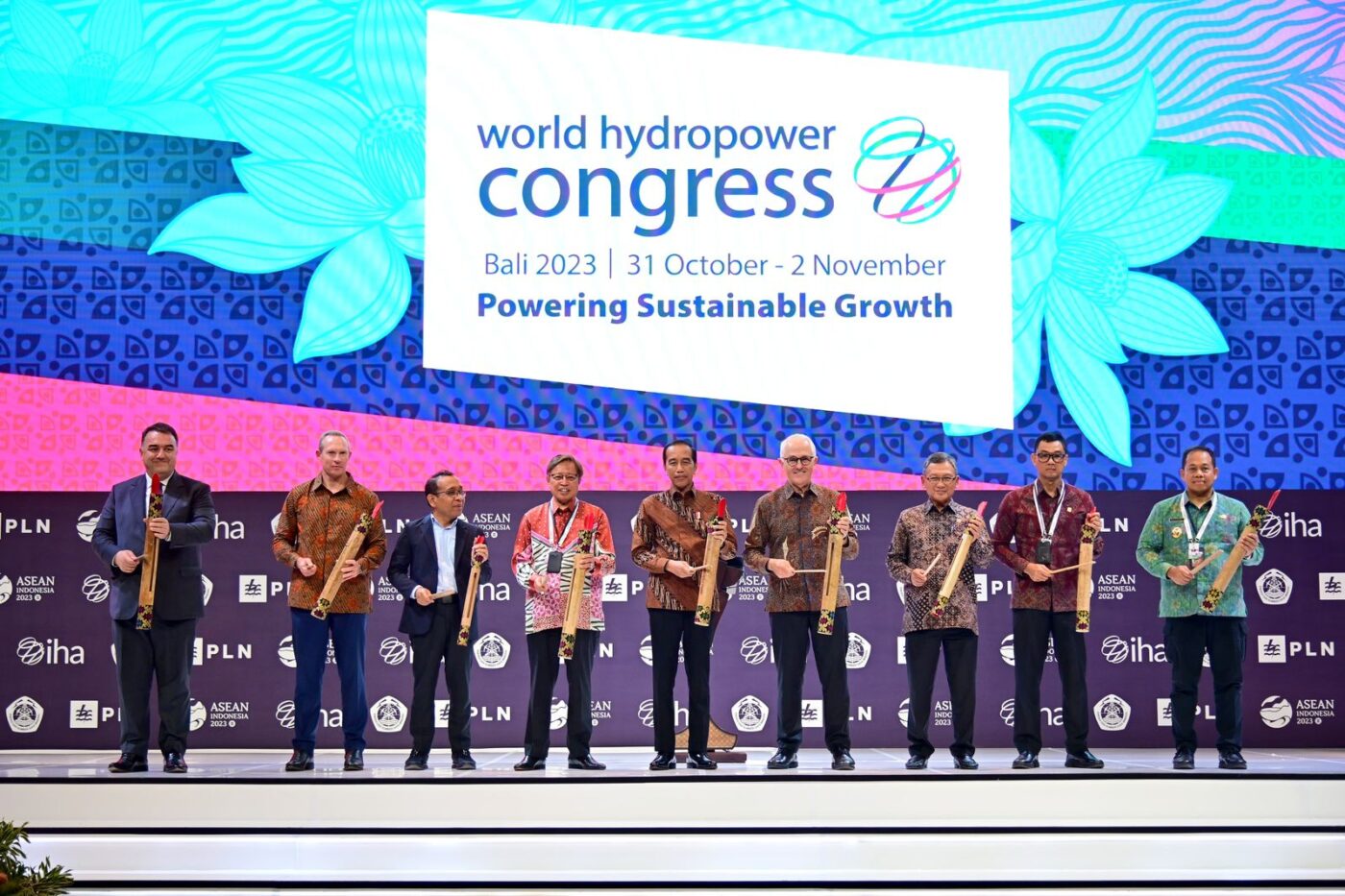Presiden Joko Widodo secara resmi membuka World Hydropower Congress 2023 yang digelar di Bali Nusa Dua Convention Center (BNDCC) pada Selasa, (31/11) didampingi oleh Menteri Sekretaris Negara Pratikno (ketiga dari kiri), Menteri Energi dan Sumber Daya Mineral Arifin Tasrif (ketiga dari kanan), Presiden International Hydropower Association (IHA) Malcolm Turnbull (keempat dari kanan), Direktur Utama PT PLN (Persero) Darmawan Prasodjo (kedua dari kanan), dan Pj. Gubernur Bali Sang Made Mahendra Jaya (kanan). Selain itu hadir juga sejumlah menteri bidang energi dari negara lain Primer of Sarawak, Datuk Abang Haji Abdul Rahman Zohari bin Tun Datuk Abang Haji Openg (keempat dari kiri), Minister of Energy, Renewable, and Hydrogen of Queensland Mick de Brenni (kedua dari kiri), Minister of Energy and Water Resources of Tajikistan Daler Juma (kiri). Foto: BPMI Setpres/Muchlis Jr.