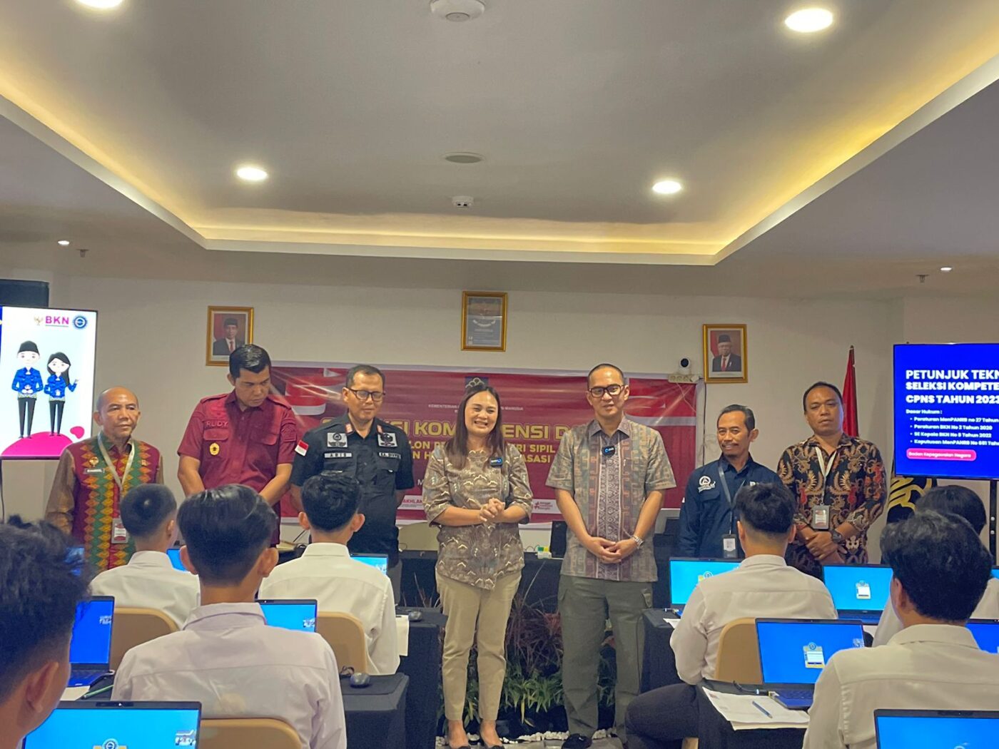 Kepala Ombudsman RI Perwakilan Sulawesi Utara, Meilany Limpar meninju langsung pelaksanaan SKD Calon Aparatur Sipir Negara (CASN) Kemenkumham Sulawesi Utara di Hotel Roger’s, Sabtu (19/11).