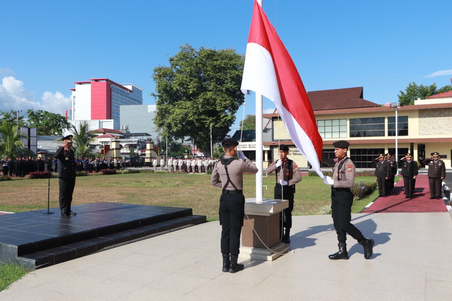 Polda Sulawesi Utara peringati Hari Pahlawan ke-78, tanggal 10 November 2023. Upacara digelar di halaman Mako Polda Sulut dipimpin oleh Kapolda Sulut Irjen Pol Setyo Budiyanto, Jumat (10/11/2023).