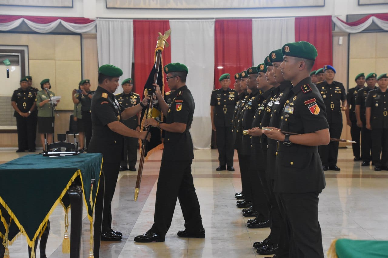 Pangdam XIII/Merdeka Mayjen TNI Legowo W.R. Jatmiko, S.I.P., M.M., memimpin Serah Terima Jabatan (Sertijab) Kapuskodalops, Kasetum, Danyon Zipur 19/Yudha Karya Nyata, Dandenintel dan Dandenzipur 15/Siwagi Lemba Maroso Kodam XIII/Merdeka, bertempat di Aula Grhadika Jaya Sakti Makodam XIII/Merdeka, Teling Atas, Manado. Selasa (7/11/2023).