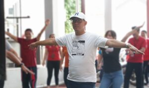 Kepala Kantor Wilayah Kementerian Hukum dan Hak Asasi Manusia (Kemenkumham) Sulawesi Utara Ronald Lumbuun bersama jajarannya mengikuti olahraga virtual yang digagas oleh Sekretariat Jenderal Kemenkumham, Jumat (3/11).