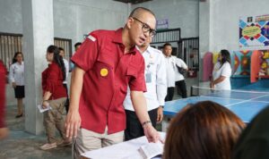 Kepala Kantor Wilayah Kementerian Hukum dan HAM Sulawesi Utara Ronald Lumbuun bersama Kepala Divisi Keimigrasian Syamsul Efendi Sitorus melakukan peninjauan aktifitas pembinaan Warga Binaan Pemasyarakatan (WBP) di Lembaga Pemasyarakatan Perempuan Kelas IIB Manado di Tomohon, Rabu (1/11) .