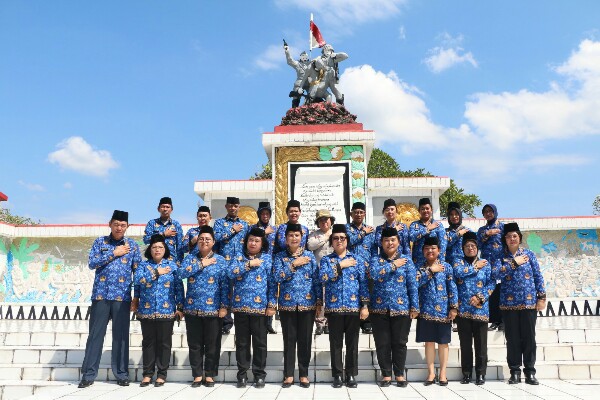 PNS Polri yang tergabung Korpri Polda Sulut melaksanakan ziarah rombongan ke Taman Makam Pahlawan Kairagi Manado, Rabu (22/11/2023).