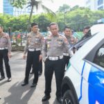Dirgakkum Korlantas Polri Brigjen Pol Aan Suhanan memberikan arahan dan motivasi kepada jajaran personelnya saat gelar apel pagi di lapangan Korlantas Polri, Jakarta.