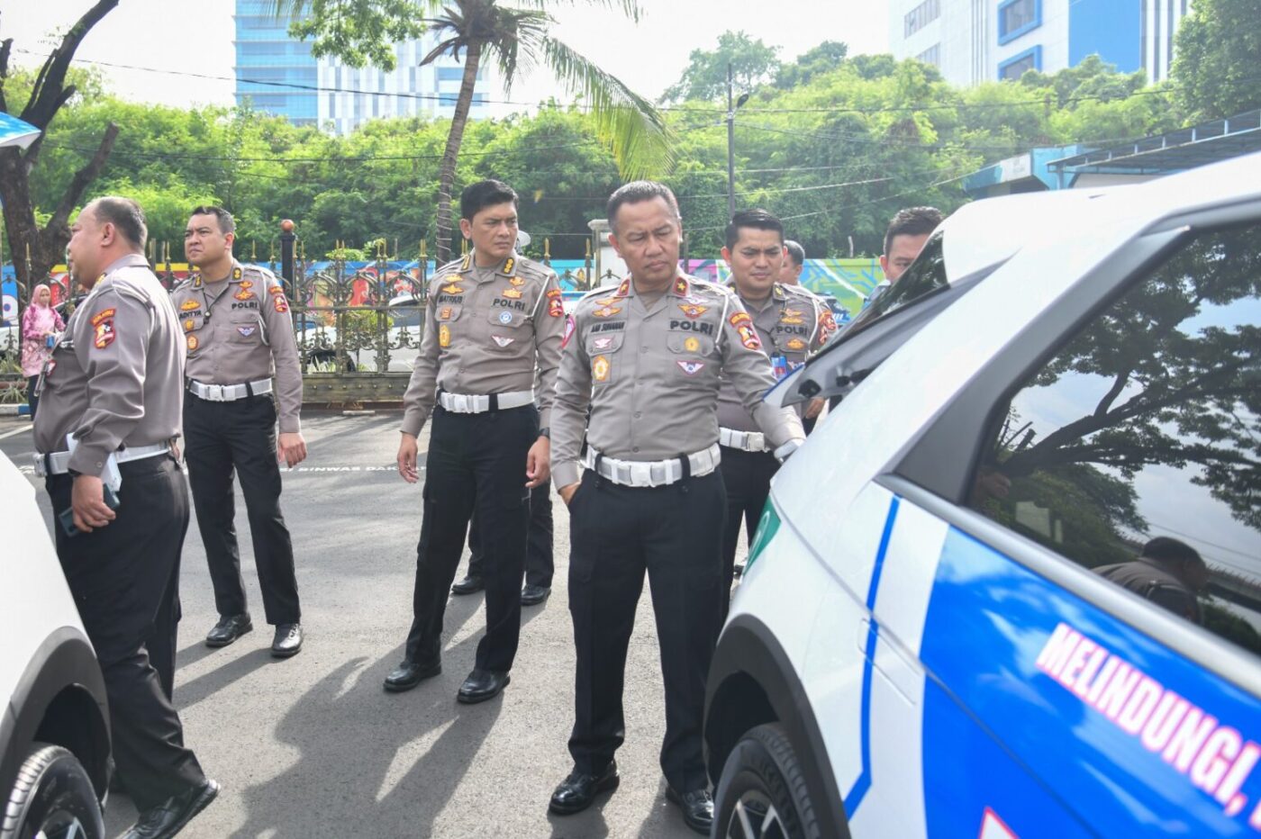 Dirgakkum Korlantas Polri Brigjen Pol Aan Suhanan memberikan arahan dan motivasi kepada jajaran personelnya saat gelar apel pagi di lapangan Korlantas Polri, Jakarta.