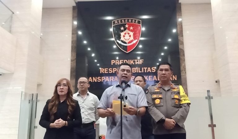 Bareskrim Polri menetapkan Panji Gumilang, pimpinan Pondok Pesantren Al-Zaytun, sebagai tersangka kasus dugaan pencucian uang dalam pengelolaan dana Bantuan Operasional Sekolah (BOS).