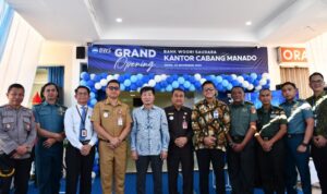 Grand Opening Bank Woori Saudara (BWS) Cabang (CB) Manado dihadiri Perwira Lantamal VIII yakni Kabag Apk Kuwil Lantamal Vlll Letkol Laut (S) Rekso Nuryono dan Ka Akun Lantamal Vlll Mayor Laut (S) Dading Yudhis bertempat di Komplek ruko Megamas, Wenang Selatan, Kota Manado. Senin (20/11).