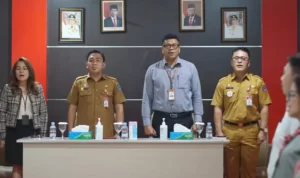 Kepala Badan Keuangan dan Aset Daerah (BKAD) Pemprov Sulut, Clay J. H. Dondokambey dan Pemimpin Cabang Utama Bank SulutGo, Mona Manoppo
