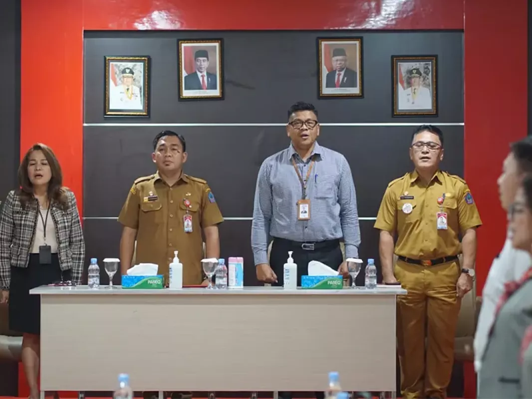 Kepala Badan Keuangan dan Aset Daerah (BKAD) Pemprov Sulut, Clay J. H. Dondokambey dan Pemimpin Cabang Utama Bank SulutGo, Mona Manoppo