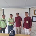 Kepala Kantor Imigrasi Kelas II Non TPI Kotamobagu, Teddy Kuantano Achmad, bersama Kepala Seksi Intelijen dan Penindakan, Keneth Rompas dan Kasubsi Infokim Fecky F. Tumbuan bersama staf melakukan kunjungan kerja ke Perusahaan PT. JResources Bolaang Mongondow (PT. JRBM), Jumat (3/11)