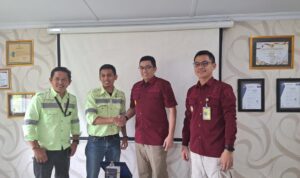 Kepala Kantor Imigrasi Kelas II Non TPI Kotamobagu, Teddy Kuantano Achmad, bersama Kepala Seksi Intelijen dan Penindakan, Keneth Rompas dan Kasubsi Infokim Fecky F. Tumbuan bersama staf melakukan kunjungan kerja ke Perusahaan PT. JResources Bolaang Mongondow (PT. JRBM), Jumat (3/11)