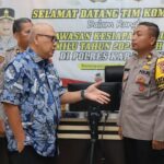 Irjen. Pol. (Purn) Drs. Pudji Hartanto Iskandar dan didampingi anggota Kompolnas H. Mohammad Dawam.