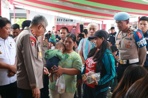 Kapolda Sulut Irjen Pol Setyo Budiyanto bersama Ketua Bhayangkari Sulut Ny. Henny Setyobudi,