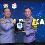 Asisten Kapolri bidang SDM Irjen Dedi Prasetyo memberikan pembekalan dalam anev dan koordinasi fungsi kehumasan bertajuk Optimalisasi Pengelolaan Media Digital Oleh Humas Polri Dalam Rangka Mendukung Terselenggaranya Pemilu Damai 2024.