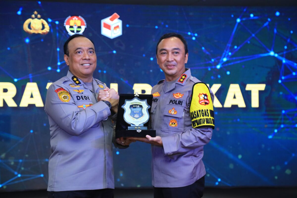 Asisten Kapolri bidang SDM Irjen Dedi Prasetyo memberikan pembekalan dalam anev dan koordinasi fungsi kehumasan bertajuk Optimalisasi Pengelolaan Media Digital Oleh Humas Polri Dalam Rangka Mendukung Terselenggaranya Pemilu Damai 2024.