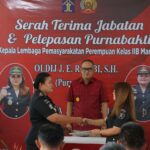 Kepala Kantor Wilayah Kementerian Hukum dan HAM Sulawesi Utara Ronald Lumbuun bersama Kepala Divisi Keimigrasian Syamsul Efendi Sitorus menyaksikan serah terima jabatan dan pelepasan purnabakti Kepala Lembaga Pemasyarakatan Perempuan Kelas IIB Manado, Rabu (1/11).