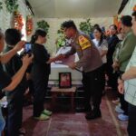 Kapolres Minsel AKBP Feri R. Sitorus, SIK, MH sambang duka di rumah kediaman korban kasus pembunuhan di Desa Kinamang, wilayah hukum Polsek Tompasobaru, Minggu (05/11/2023).