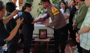 Kapolres Minsel AKBP Feri R. Sitorus, SIK, MH sambang duka di rumah kediaman korban kasus pembunuhan di Desa Kinamang, wilayah hukum Polsek Tompasobaru, Minggu (05/11/2023).