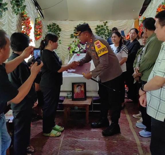 Kapolres Minsel AKBP Feri R. Sitorus, SIK, MH sambang duka di rumah kediaman korban kasus pembunuhan di Desa Kinamang, wilayah hukum Polsek Tompasobaru, Minggu (05/11/2023).