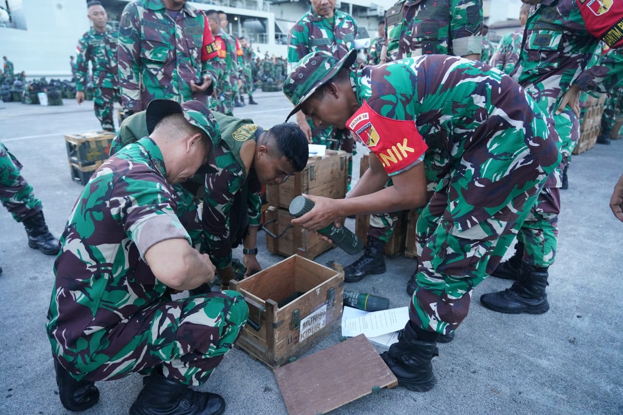 Satgas Yonif 712/Wiratama Purna Tugas Operasi Pamtas RI-PNG Kewilayahan TA 2023,tiba di Pelabuhan Peti Kemas Bitung, Sulawesi Utara. Kamis (28/12/2023).