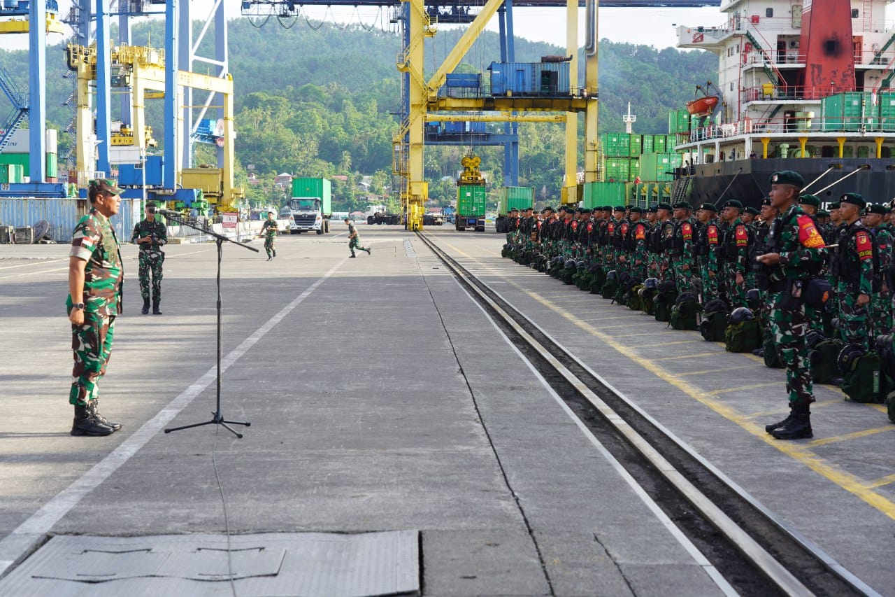 Kasdam XIII/Merdeka Brigjen TNI Yustinus Nono Yulianto, S.E., M.Si., menghadiri penjemputan Satgas Yonif 712/Wiratama Purna Tugas Operasi Pamtas RI-PNG Kewilayahan TA 2023, di Pelabuhan Peti Kemas Bitung, Sulawesi Utara. Kamis (28/12/2023).