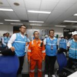 Direktur Utama PLN Darmawan Prasodjo (dua dari kiri) didampingi Direktur Pembangkitan PLN Adi Lumakso (kiri) saat memantau langsung kesiapan pembangkit yang beroperasi untuk memenuhi kebutuhan listrik di Jakarta saat perayaan Natal 2023.