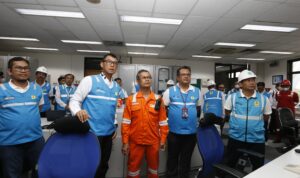 Direktur Utama PLN Darmawan Prasodjo (dua dari kiri) didampingi Direktur Pembangkitan PLN Adi Lumakso (kiri) saat memantau langsung kesiapan pembangkit yang beroperasi untuk memenuhi kebutuhan listrik di Jakarta saat perayaan Natal 2023.