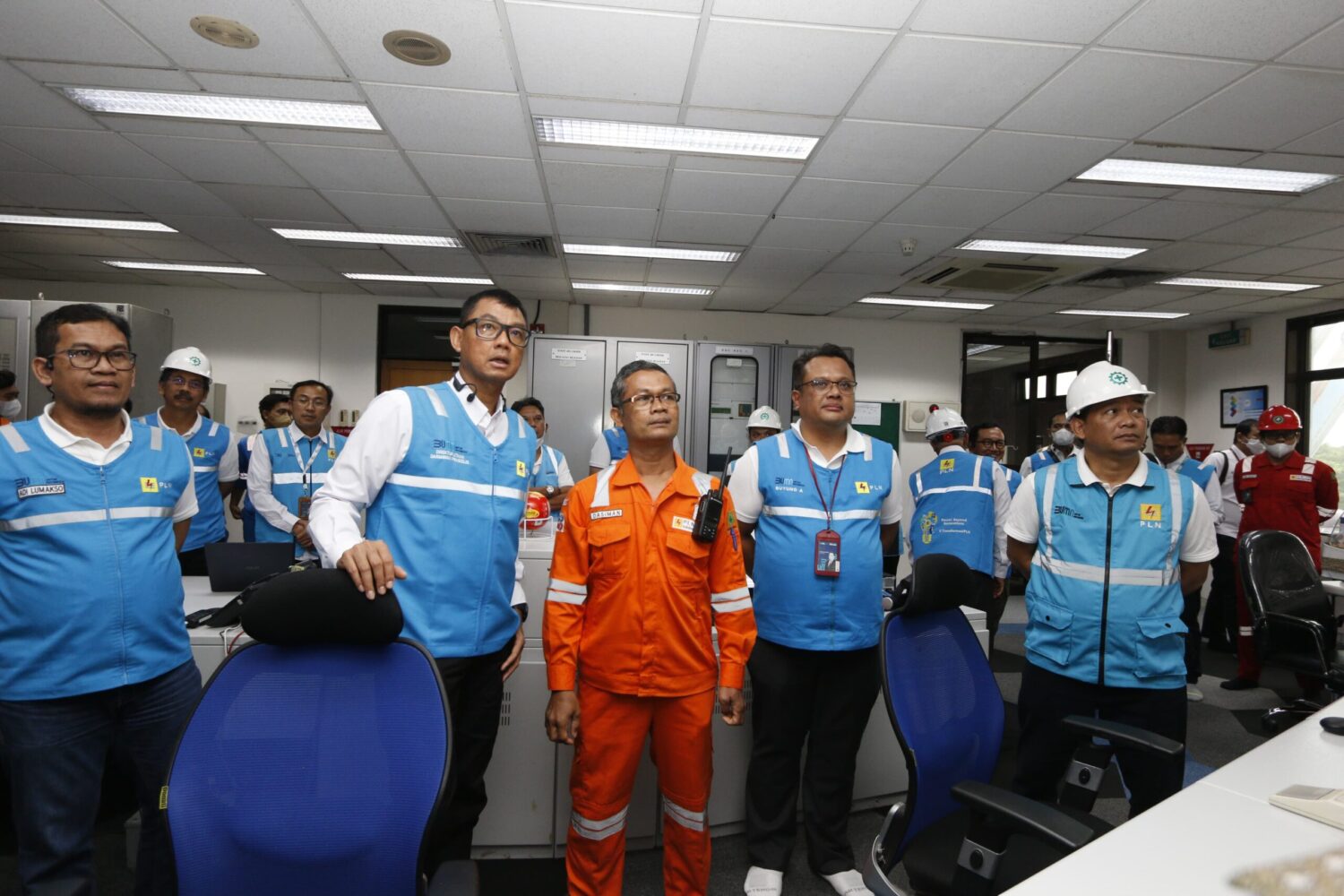 Direktur Utama PLN Darmawan Prasodjo (dua dari kiri) didampingi Direktur Pembangkitan PLN Adi Lumakso (kiri) saat memantau langsung kesiapan pembangkit yang beroperasi untuk memenuhi kebutuhan listrik di Jakarta saat perayaan Natal 2023.