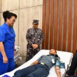 Danlantamal VIII Laksamana Pertama TNI Nouldy J. Tangka, S.A.P., M.Tr.Opsla., CHRMP., yang didampingi Ketua Korcab VIII DJA  Ny. Herny Nouldy Tangka meninjau langsung pelaksanaan donor darah