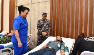 Danlantamal VIII Laksamana Pertama TNI Nouldy J. Tangka, S.A.P., M.Tr.Opsla., CHRMP., yang didampingi Ketua Korcab VIII DJA  Ny. Herny Nouldy Tangka meninjau langsung pelaksanaan donor darah