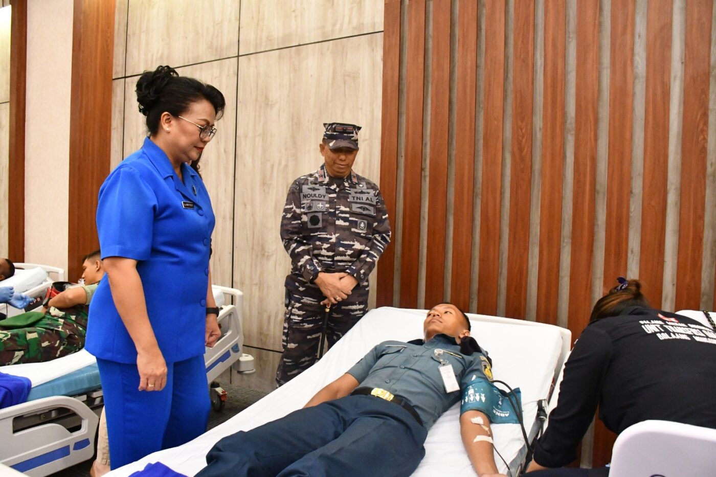 Danlantamal VIII Laksamana Pertama TNI Nouldy J. Tangka, S.A.P., M.Tr.Opsla., CHRMP., yang didampingi Ketua Korcab VIII DJA  Ny. Herny Nouldy Tangka meninjau langsung pelaksanaan donor darah