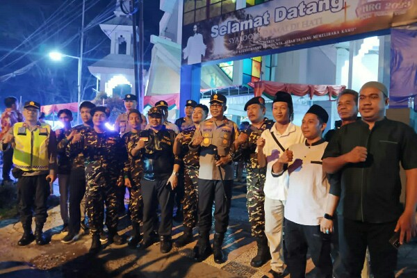 Gerakan Pemuda Ansor Kota Manado turut serta dalam melakukan pengamanan ibadah malam Natal di sejumlah gereja di Kota Manado, Minggu (24/12/2023).