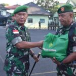 Komandan Korem 131/Santiago Brigjen TNI Wakhyono S.Sos., M.I.P menyerahkan Bingkisan Natal Secara simbolis kepada seluruh Prajurit dan PNS Korem 131/Stg yang merayakan Natal