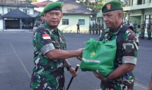 Komandan Korem 131/Santiago Brigjen TNI Wakhyono S.Sos., M.I.P menyerahkan Bingkisan Natal Secara simbolis kepada seluruh Prajurit dan PNS Korem 131/Stg yang merayakan Natal