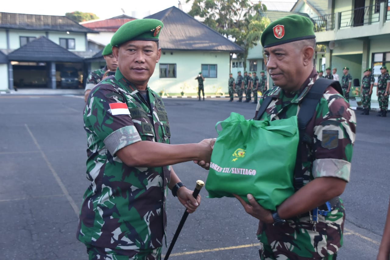 Komandan Korem 131/Santiago Brigjen TNI Wakhyono S.Sos., M.I.P menyerahkan Bingkisan Natal Secara simbolis kepada seluruh Prajurit dan PNS Korem 131/Stg yang merayakan Natal