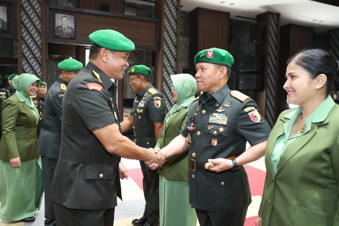 Kepala Staf Angkatan Darat (Kasad) Jenderal TNI Maruli Simanjuntak M.Sc., memimpin upacara serah terima enam jabatan strategis di lingkungan TNI AD, bertempat di Markas Besar Angkatan Darat, Jakarta, Selasa (12/12/2023).