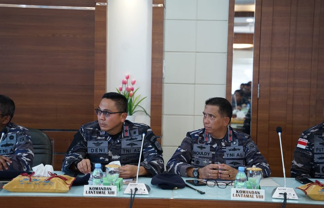 Danlantamal VIII Ikuti Admiral Inspection dan Memorandum Sertijab Pangkoarmada II